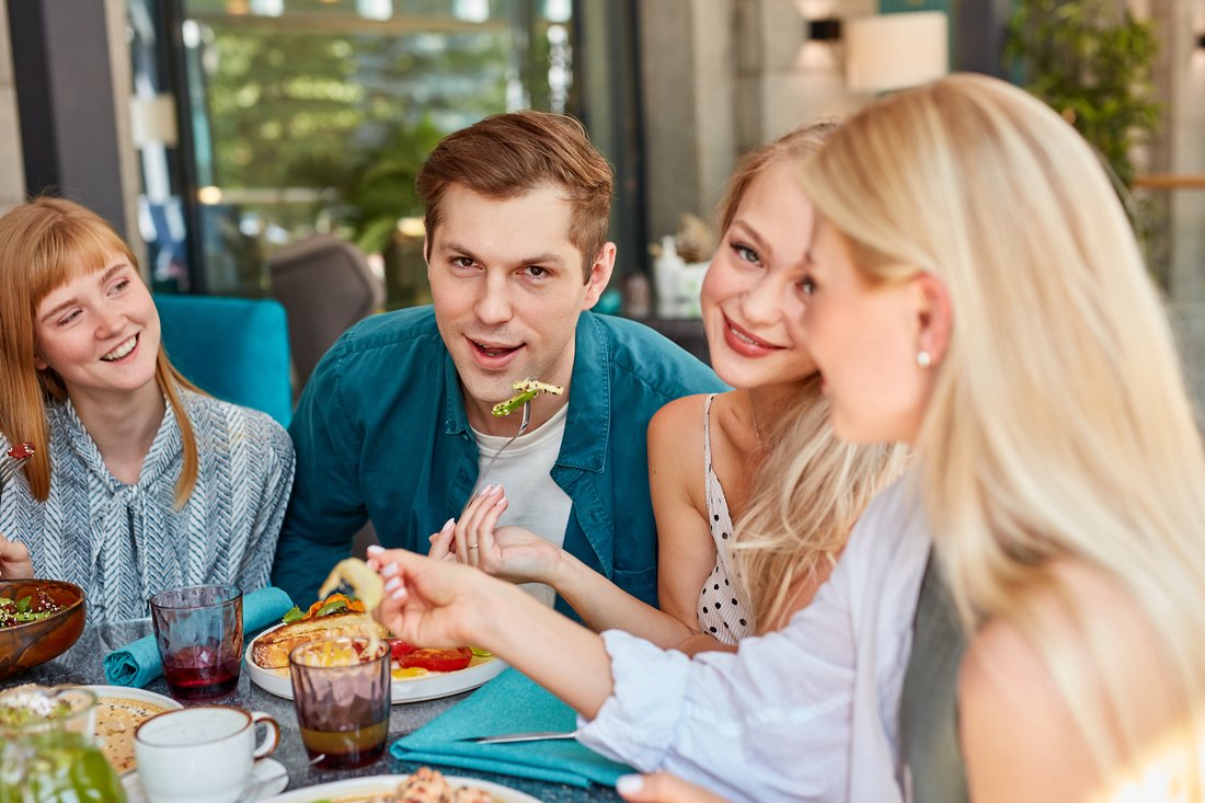 Przyjaciele jedzą obiad w restauracji