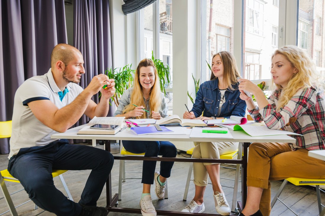 Studentka i student na zajęciach językowych