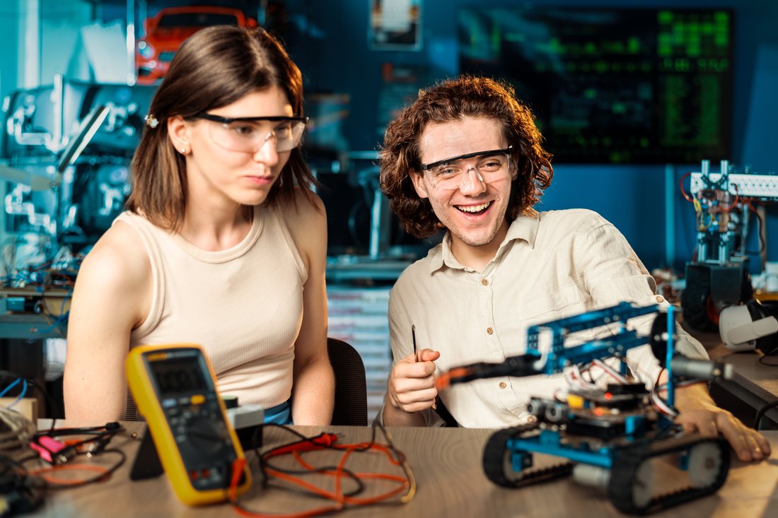 Studenci pracują razem nad projektem w laboratorium