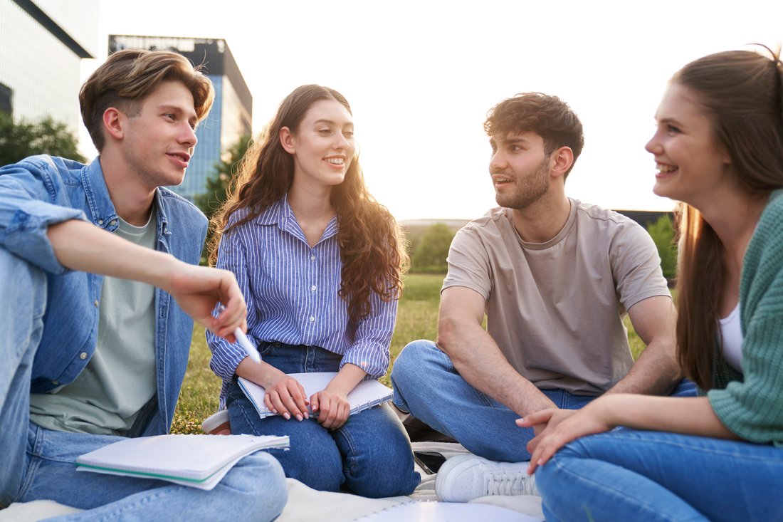 Studenci rozmawiają na kampusie uczelni